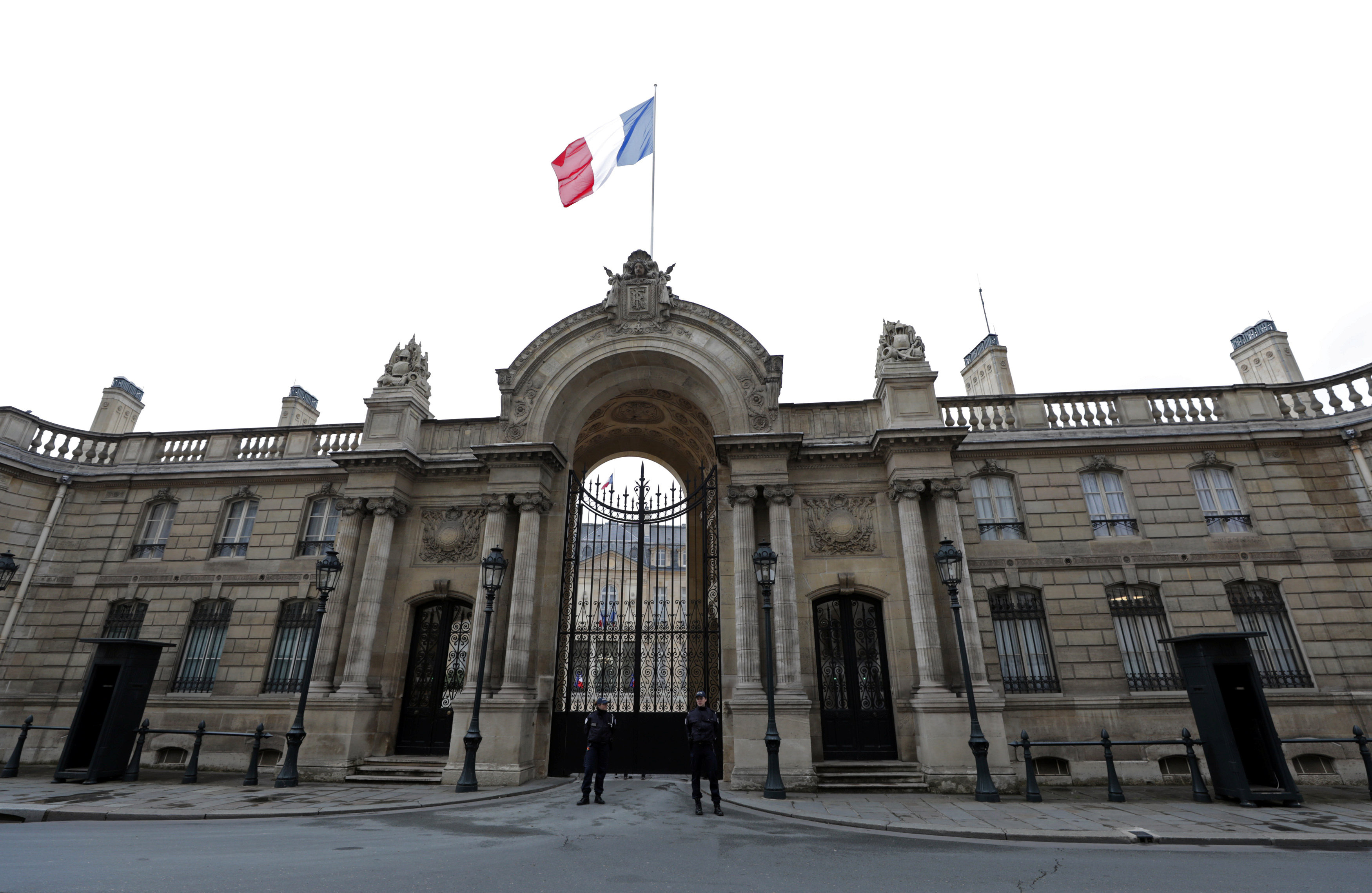 Police stand guard in front of the Elysee Palace on the eve of the french presidential election in Paris, France on May 6, 2017. (REUTERS/Eric Gaillard)