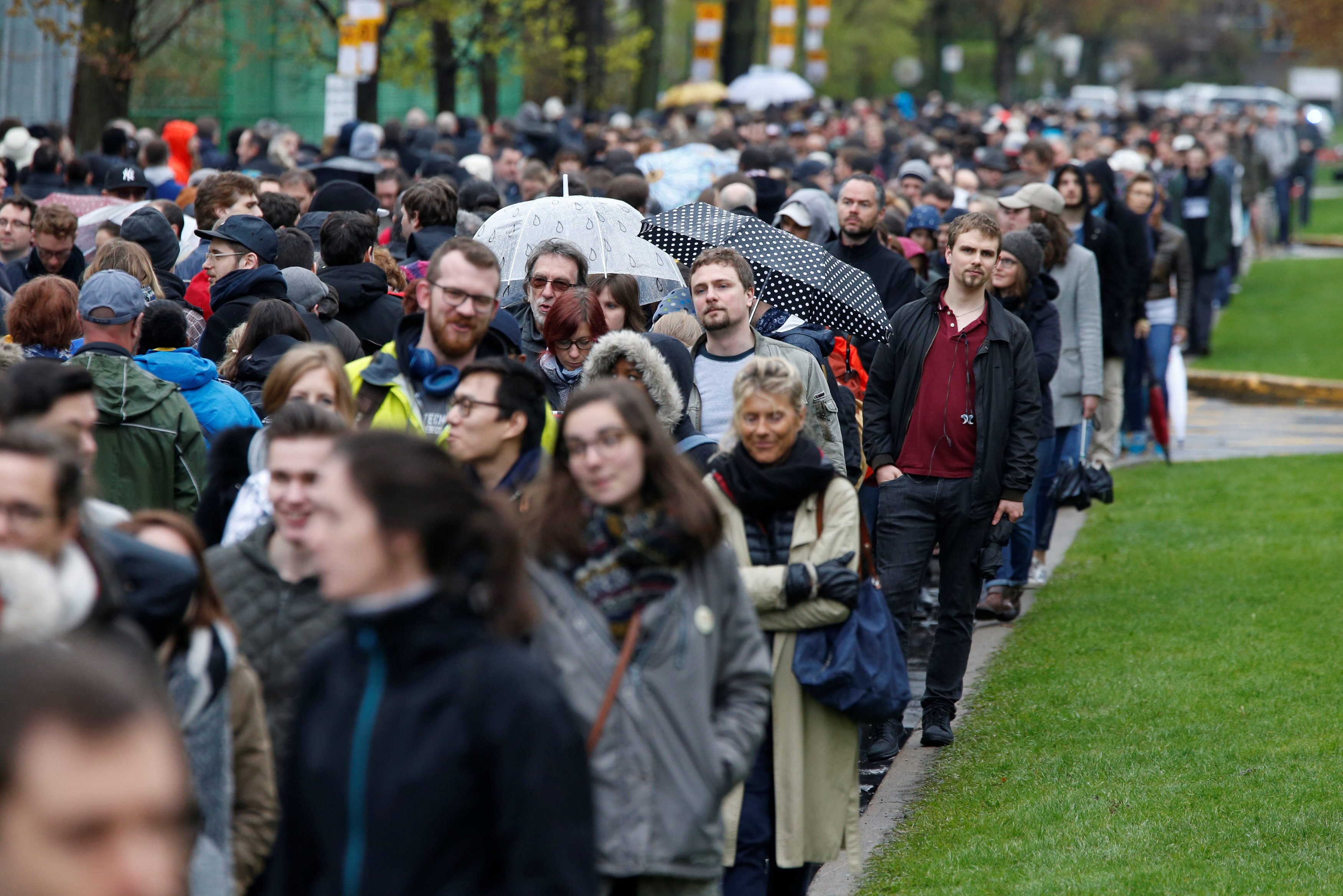 French citizens wait in line to cast their votes in the second round of the French presidential elections at the College Stanislas in Montreal, Quebec, Canada on May 6, 2017. (REUTERS/Chris Wattie)
