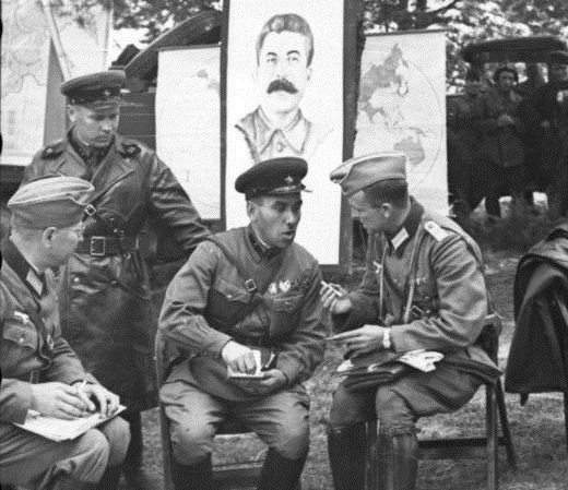 Soviet and German officers socializing during a victory parade in Poland, 1939. (Bundesarchiv, Bild/CC-BY-SA 3.0)