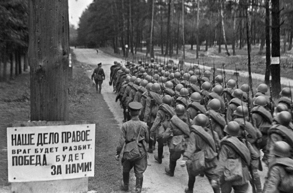 Soviet recruits leave Moscow for the front on June 23, 1941.(Anatoliy Garanin/RIA Novosti)