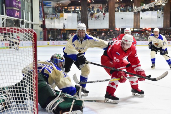 Totachi CCCP on the attack in the final of the Mega Ice 2017 Hockey 5's, on May 6, 2017. (Bill Cox/Epoch Times)