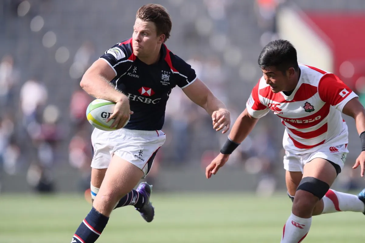 Matt Rosslee flicks a neat back-hander to the onrushing Tyler Spitz for HK's 2nd try against Japan in Tokyo on May 6, 2017. (Kenji Demura, Rugby Japan)
