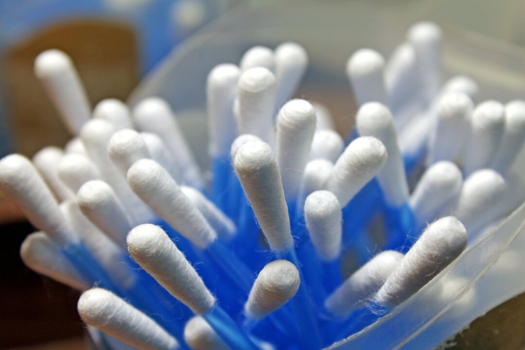 A stock photo of a Q-tip, or cotton swab (Gadini/Pixabay)