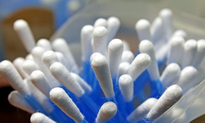 A stock photo of a Q-tip, or cotton swab (Gadini/Pixabay)