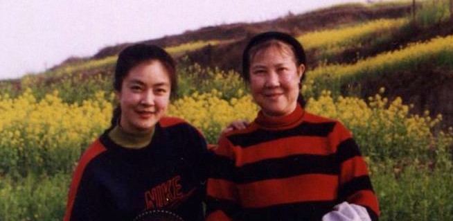 Jennifer with her mother in early 1999, in the last photo Jennifer took with her family before the persecution of Falun Gong began. (Courtesy of Jennifer Zeng)