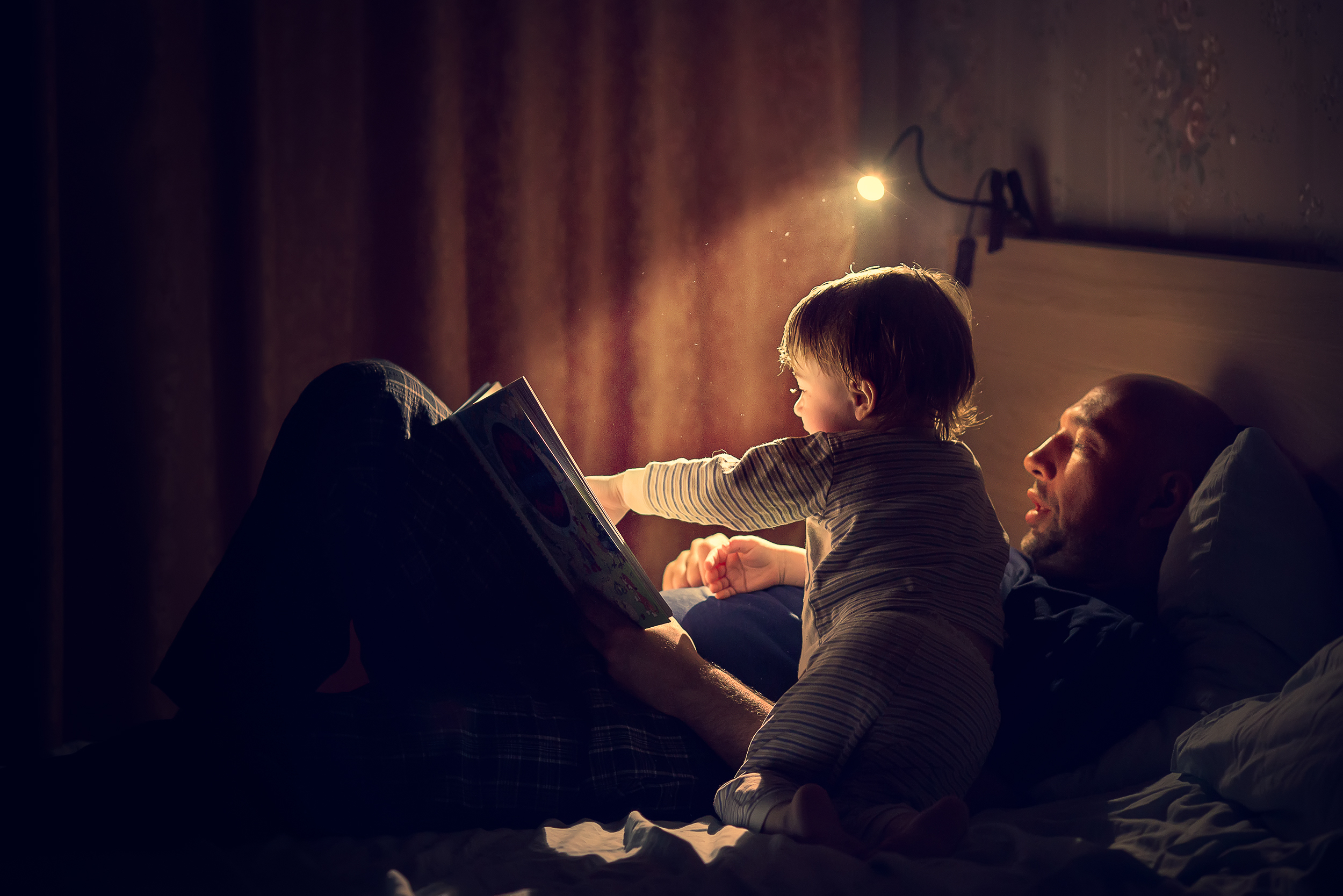 Тихо родители спят. Чтение сказок на ночь. Чтение перед сном. Чтение на ночь детям. Папа читает детям.