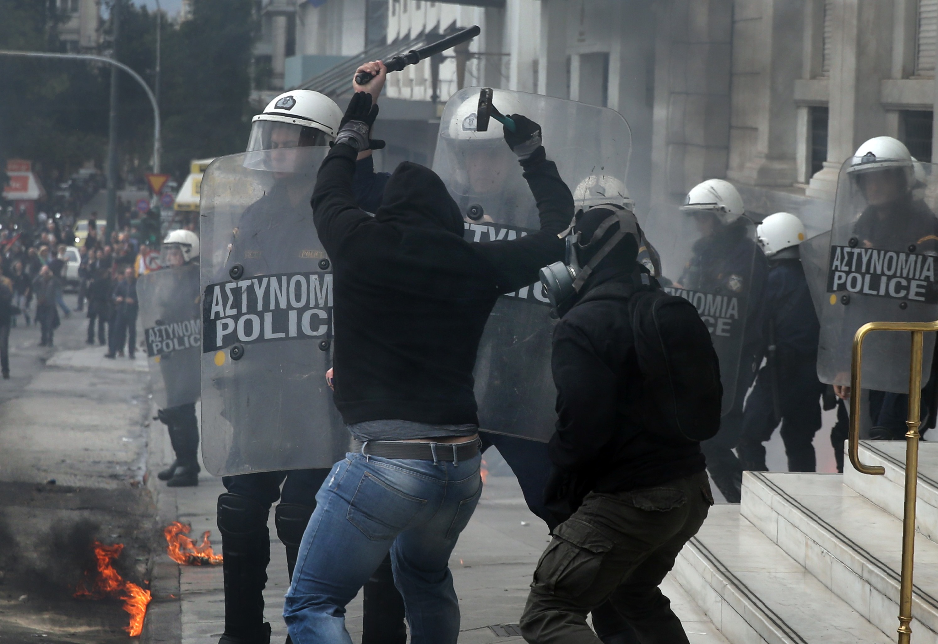 Demonstrators confront riot police during a 24-hour general strike against the latest round of austerity in Athens, Greece on May 17, 2017. (REUTERS/Alkis Konstantinidis)