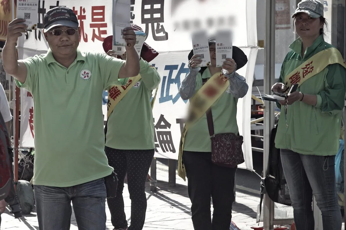 Members of the Hong Kong Youth Care Association hold an anti-Falun Gong protest in Hong Kong on April 18, 2015. (Poon Zai-shu/The Epoch Times)