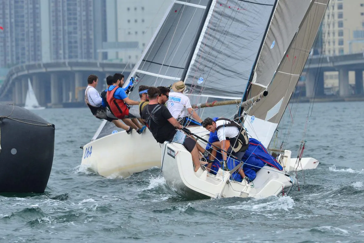 Dion Houghton helming ‘R2B2’ chases Steve Bourne in ‘Merlin’ around the bottom offset mark in Race 1
of the HKRYC Spring Regatta on Saturday May 20. 2017. Bourne won this race but Houghton won the the next 2 races to give him the series trophy. (Bill Cox/Epoch Times)