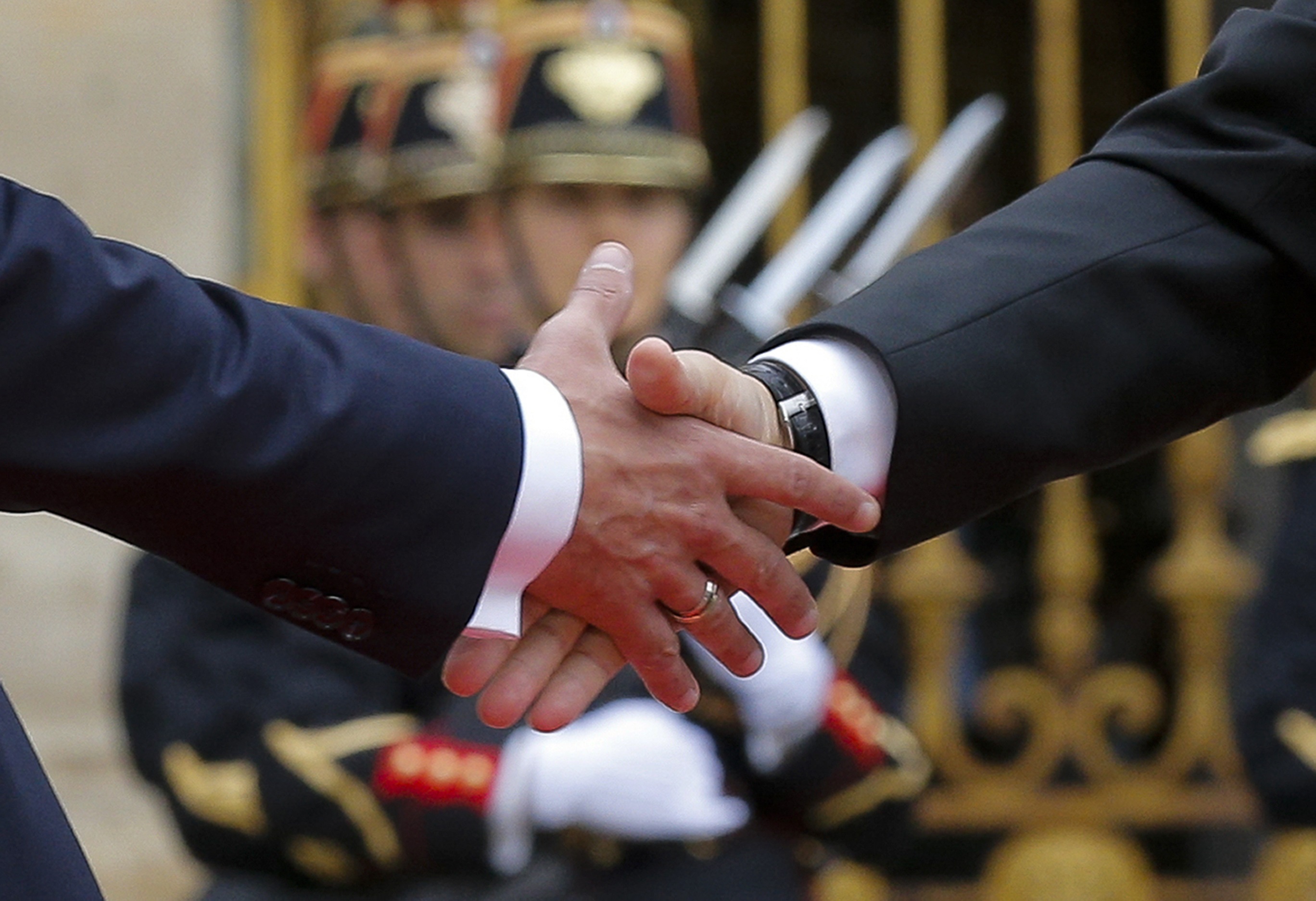 French President Emmanuel Macron (L) shakes hands with Russian President Vladimir Putin during a meeting at the Chateau de Versailles near Paris, France, May 29, 2017. (REUTERS/Alexander Zemlianichenko/Pool)