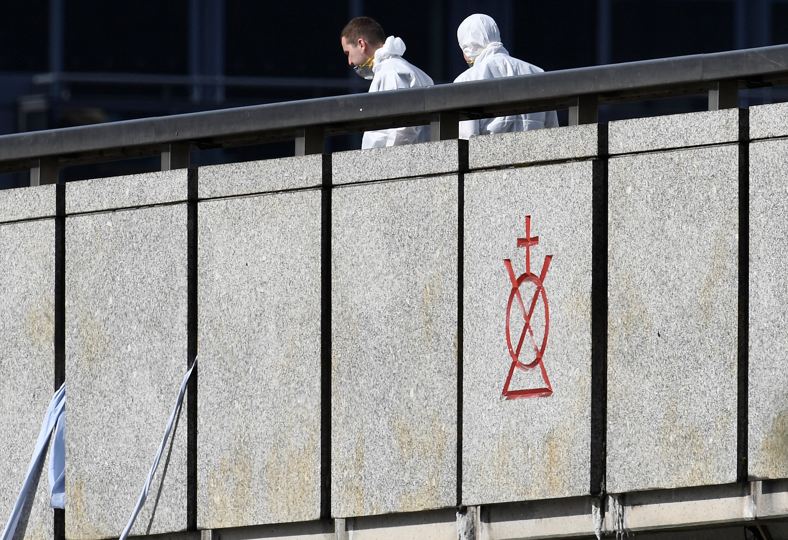 Police forensics investigators work on London Bridge after an attack left 7 people dead and dozens injured in London, Britain on June 4, 2017. (REUTERS/Dylan Martinez)