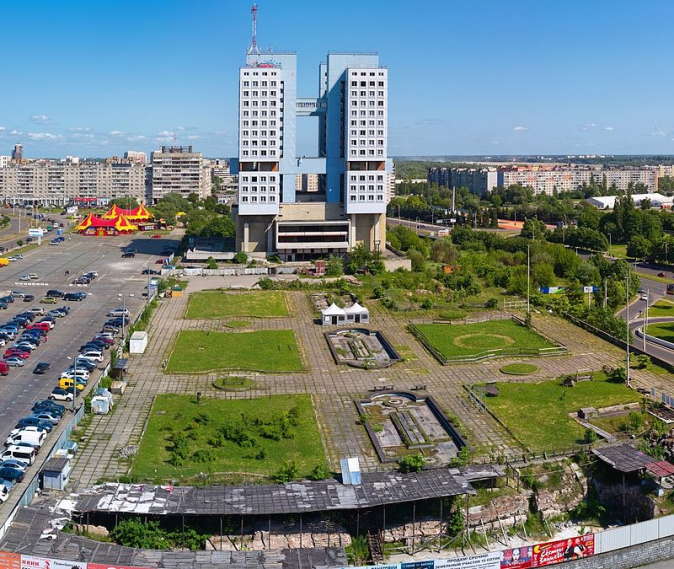 The ruins of the Königsberg castle lie before the unfinished House of Soviets. (Ilya Denbrov/CC-BY 4.0)