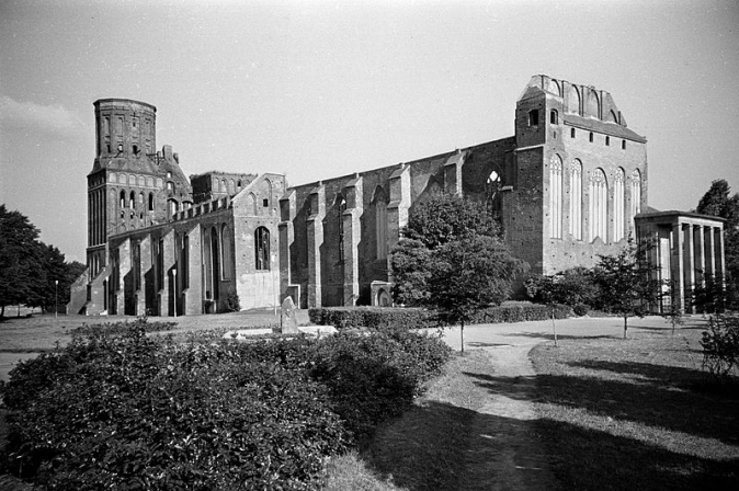 A 1988 photo shows the derelict Königsberg Cathedral. (CC-BY 2.0)