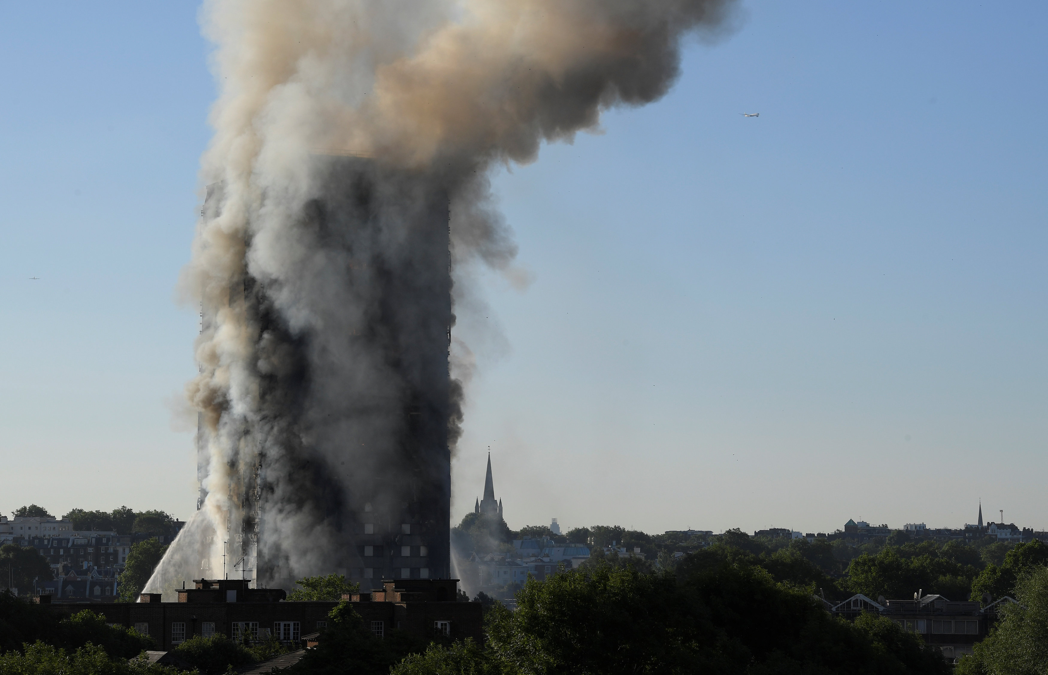 Smoke billows as firefighters deal with a serious fire in a tower block in West London, Britain on June 14, 2017. (REUTERS/Toby Melville)