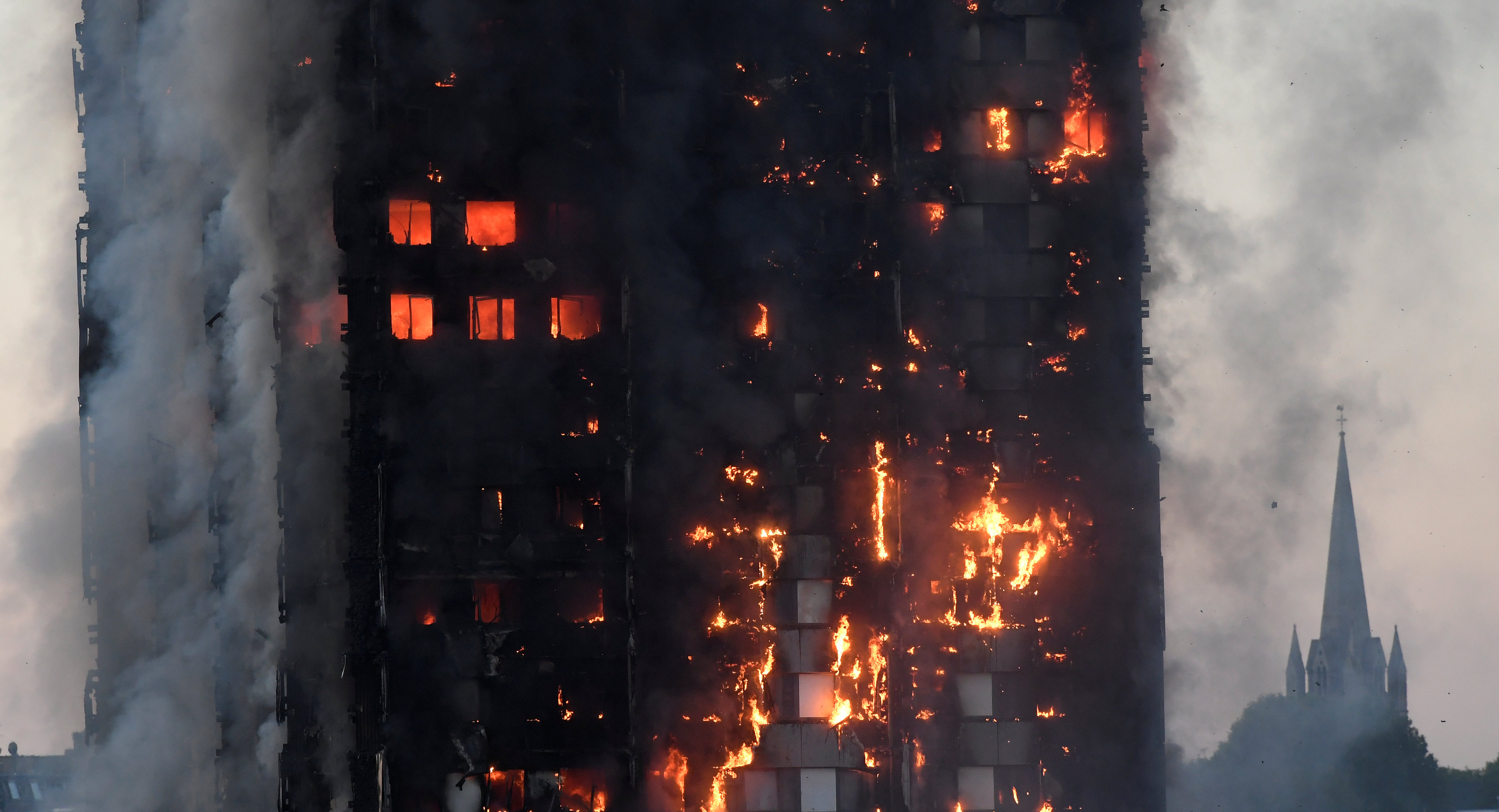 Горит окно. Пожар в Grenfell Tower, Лондон, 2017 год. Пожар в здании Grenfell Tower. Пожар в высотке в Лондоне 2017. Горящий многоэтажный дом.