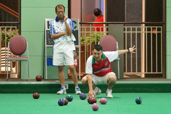 Reigning Bowler of the Year Chadwick Chen (red shirt) skipped his Kowloon Cricket Club team to victory at the tricky home green of Hong Kong Football Club last Saturday, June 10. At the end, his win was the only highlight of the performance from KCC on the day as they lost 2-6 and surrendered their leadership to HKFC. (Mike Worth)