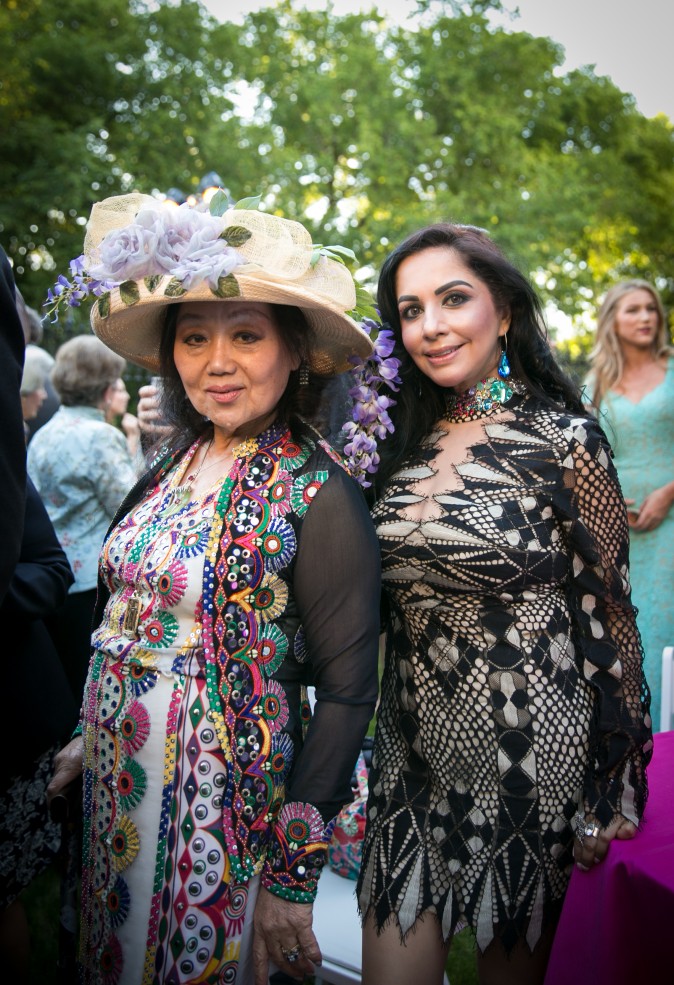 Eiko Assael and her guest. (Benjamin Chasteen/The Epoch Times)