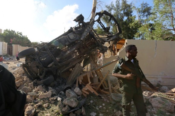 A security person stands guard at the scene of an attack outside a hotel and an adjacent restaurant in Mogadishu, Somalia June 15, 2017. (Reuters/Stringer)