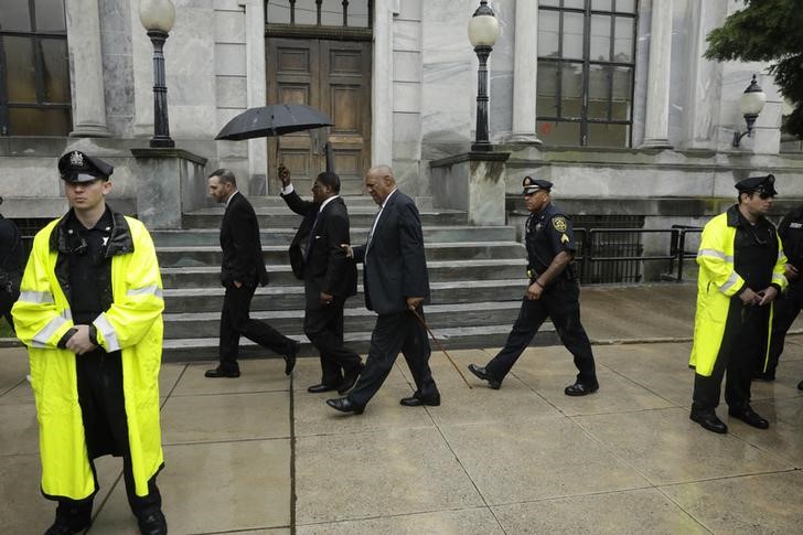 Bill Cosby leaves the Montgomery County Courthouse with his publicist Andrew Wyatt (3rd L), after a mistrial was declared in his sexual assault trial when the jury declared it could not reach a verdict in Norristown, Pennsylvania on June 17, 2017. (REUTERS/Lucas Jackson)