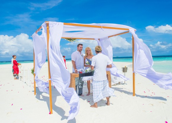 The bride and groom exchange vows. (Muha Photos)