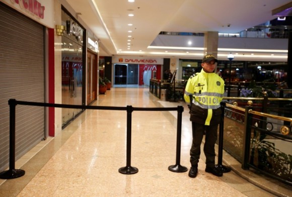 A police officer stands guard at an cordoned off area at the Andino shopping center after an explosive device detonated in a restroom, in Bogota, Colombia June 17, 2017. (Reuters/Jaime Saldarriaga)