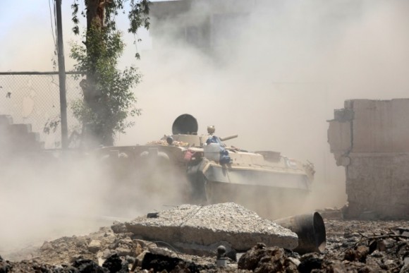 An Iraqi military tank advances towards the Islamic State militants positions in the Old City in western Mosul, Iraq June 18, 2017. (Reuters/Erik De Castro)
