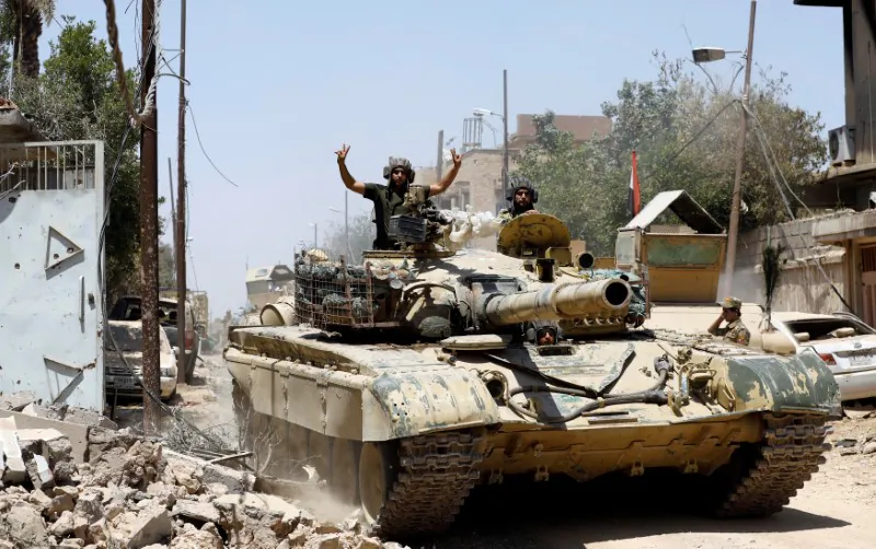 An Iraqi military tank advances towards the Islamic State militants positions in the Old City in western Mosul, Iraq June 18, 2017. (Reuters/Erik De Castro)