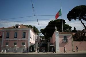 Portuguese flag flies at half mast in honour of victims of a forest fire at Belem Presidential Palace in Lisbon, Portugal on June 19, 2017. (REUTERS/Pedro Nunes)