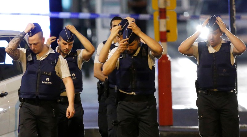 Belgian police take up position following an explosion at Central Station in Brussels, Belgium on June 20, 2017. (REUTERS/Francois Lenoir)