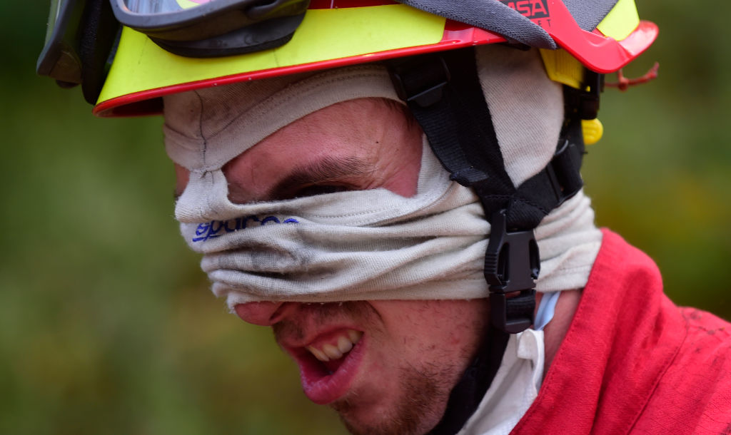 A firefighter gestures while combating a wildfire in Vale da Ponte, Pedrograo Grande, on June 20, 2017. (MIGUEL RIOPA/AFP/Getty Images)