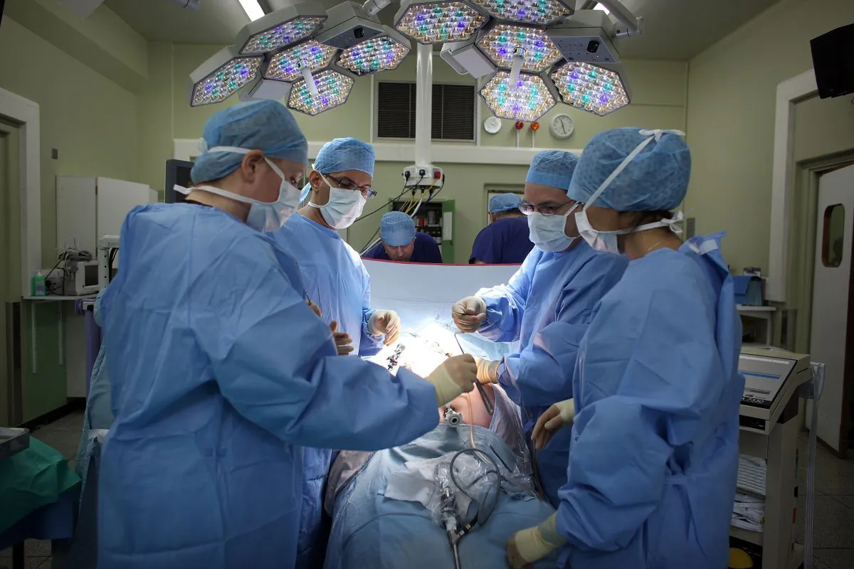 A surgeon and his theatre team perform keyhole surgery to remove a gallbladder at at the Queen Elizabeth Hospital in Birmingham, England, on March 16, 2010. (Christopher Furlong/Getty Images)
