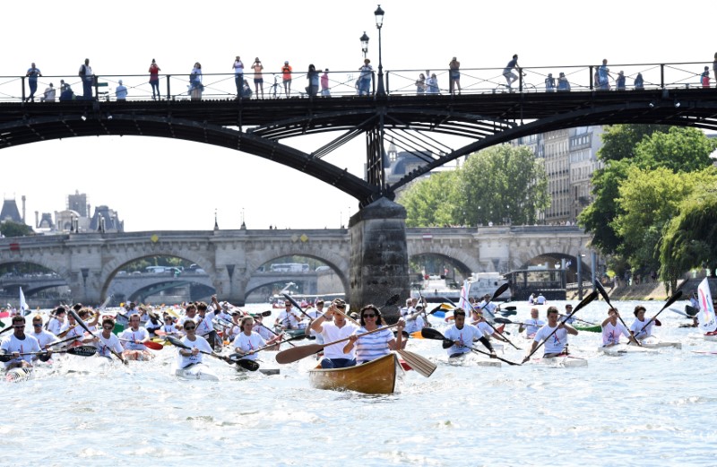 Paris Mayor Anne Hidalgo (R) and the co-president of the Paris bid for the 2024 Olympics Tony Estanguet paddle on the Seine River in Paris, France, June 23, 2017. Paris is transformed into a giant Olympic park to celebrate International Olympic Days with a variety of sporting events for the public across the city during two days as the city bids to host the 2024 Olympic and Paralympic Games.  REUTERS/Martin Bureau/Pool