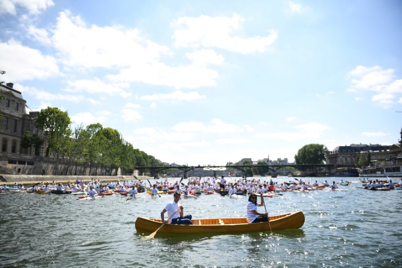 Paris Mayor Anne Hidalgo (R) and the co-president of the Paris bid for the 2024 Olympics Tony Estanguet paddle on the Seine River in Paris, France, June 23, 2017. Paris is transformed into a giant Olympic park to celebrate International Olympic Days with a variety of sporting events for the public across the city during two days as the city bids to host the 2024 Olympic and Paralympic Games.  REUTERS/Martin Bureau/Pool