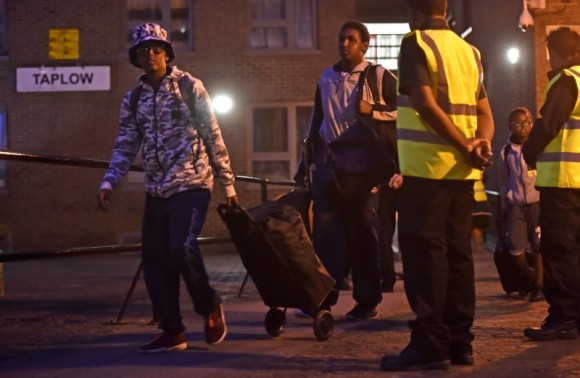 Residents are evacuated from the Taplow Tower residential block as a precautionary measure following concerns over the type of cladding used on the outside of the building on the Chalcots Estate in north London, Britain, June 23, 2017. (Reuters/Hannah McKay)