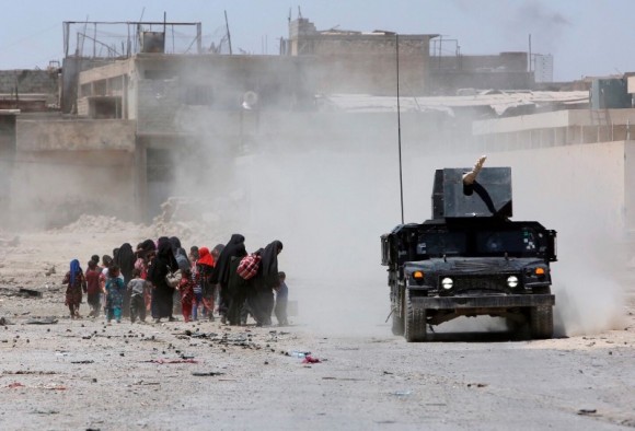 Displaced civilians from Mosul's Old City, the last district in the hands of Islamic State militants, flee during fighting between Iraqi forces and Islamic State militants in western Mosul, Iraq June 24, 2017. (Reuters/Marius Bosch)