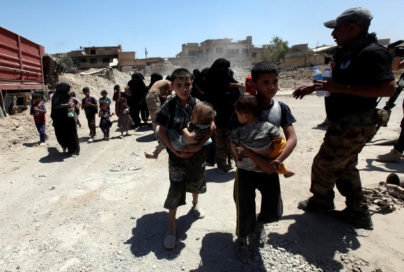 Displaced children who fled from clashes walk past Iraqi Counter Terrorism Services (CTS) at the old city of Mosul, Iraq June 24, 2017. (Reuters/Azad Lashkari)