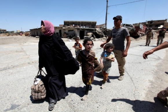 A displaced woman who fled from clashes walks with her children in the Old City of Mosul, Iraq June 24, 2017. (Reuters/Azad Lashkari)