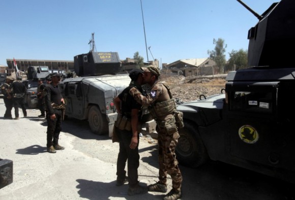 Iraqi Counter Terrorism Service (CTS) members gather in the Old City of Mosul, Iraq June 24, 2017. (Reuters/Azad Lashkari)