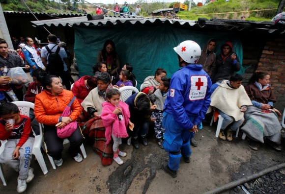 People wait for news of their missing relatives after an explosion at an underground coal mine on Friday, in Cucunuba, Colombia June 24, 2017. (Reuters/Jaime Saldarriaga)