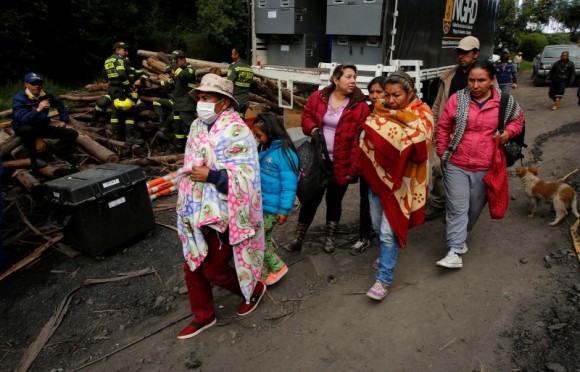 People wait for news of their missing relatives after an explosion at an underground coal mine  on Friday, in Cucunuba, Colombia June 24, 2017. (Reuters/Jaime Saldarriaga)