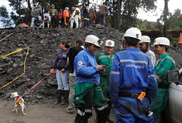 Rescue personnel coordinate to search for missing miners after an explosion at an underground coal mine  on Friday, in Cucunuba, Colombia June 24, 2017. (Reuters/Jaime Saldarriaga)