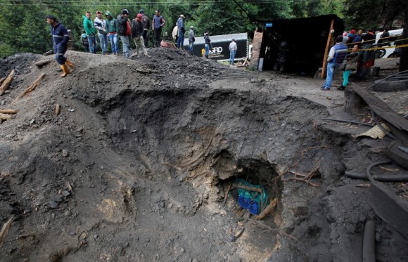People wait for news of their missing relatives after an explosion at an underground coal mine on Friday, in Cucunuba, Colombia June 24, 2017. (Reuters/Jaime Saldarriaga)