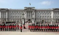Don’t Touch the Queen’s Guard Soldiers, Video Shows