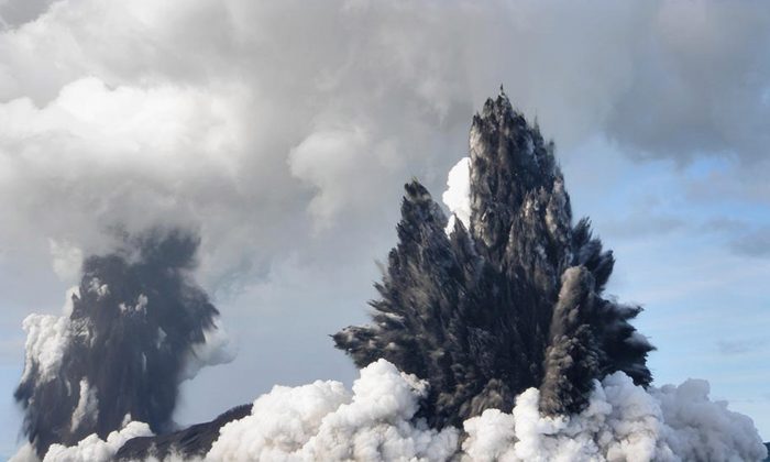2009 年 3 月 18 日，一座海底火山在汤加海岸喷发，将蒸汽、灰烬和烟雾喷向 100 米高空。（Dana Stephenson/Getty Images）