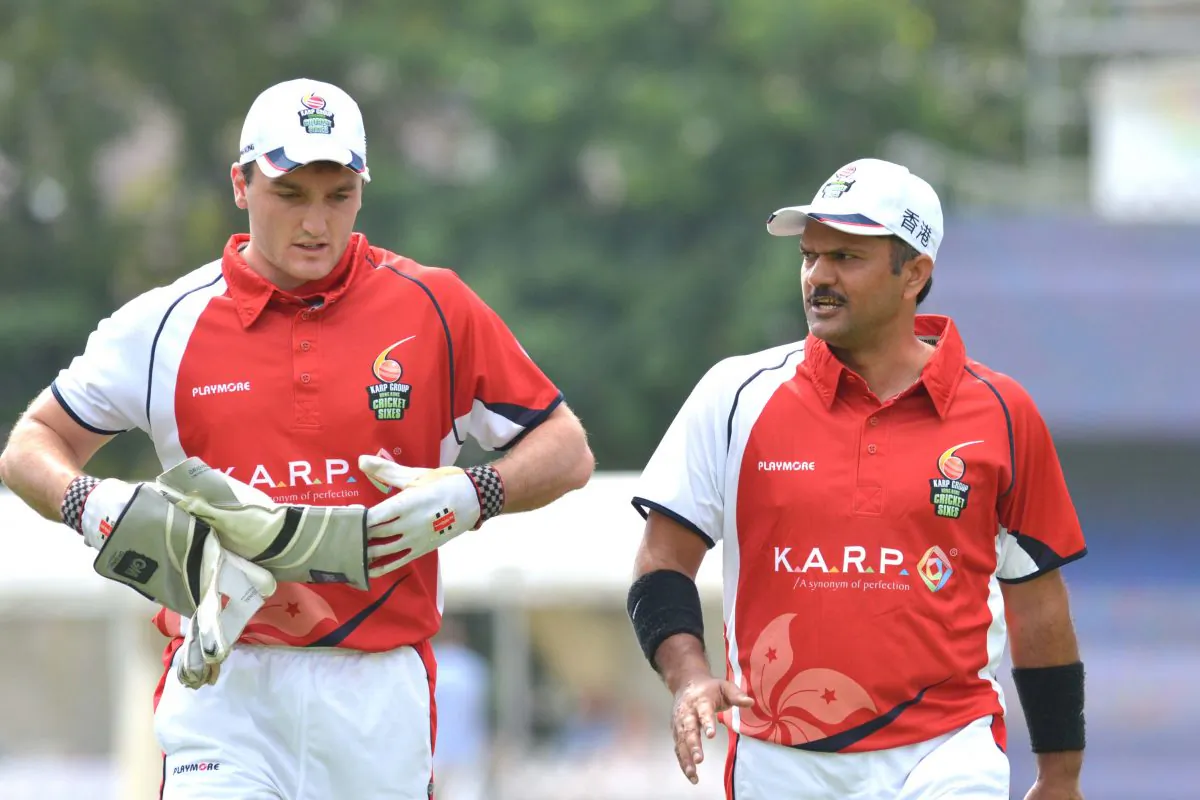 Hong Kong’s Jamie Atkinson (L) and Moner Dar discuss tactics in the KARP Hong Kong Cricket Sixes at Kowloon Cricket Club ion Sunday Oct 28, 2012. (Billl Cox/Epoch Times)