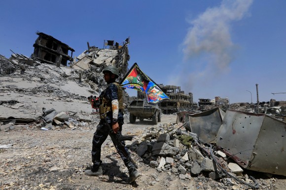 An Iraqi Federal Police member celebrates in the Old City of Mosul, Iraq July 8, 2017. (Reuters/Alaa Al-Marjani)