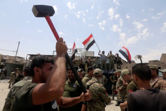 Members of the Emergency Response Division celebrate in the Old City of Mosul, Iraq July 8,2017. (Reuters/Alaa Al-Marjani)