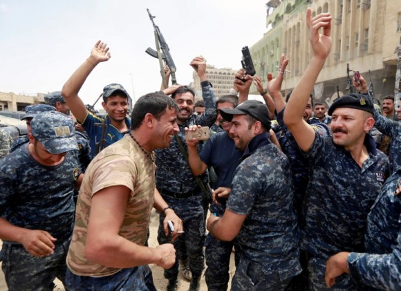 Iraqi Federal police celebrate in the Old City of Mosul, Iraq July 8, 2017. (Reuters/Ahmed Saad)