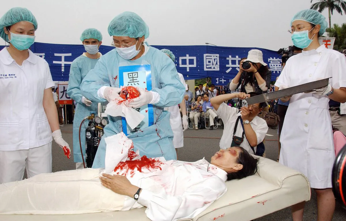 A reenactment of organ harvesting in China on Falun Gong practitioners, in Taipei, Taiwan, on April 23, 2006. (Patrick Lin/AFP/Getty Images)