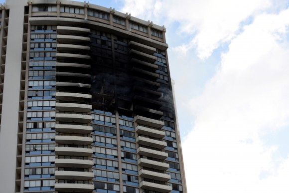 The Marco Polo apartment building after a fire broke out in it in Honolulu, Hawaii, July 14, 2017. (Reuters/Hugh Gentry)